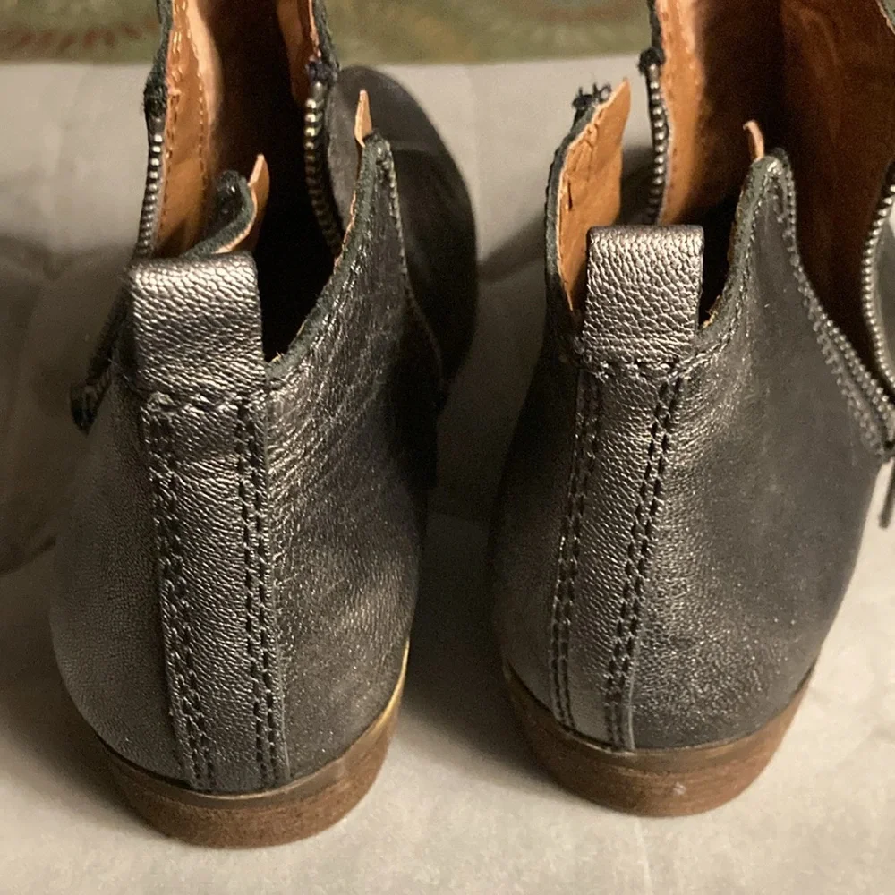 Bootie, LUCKY BRAND silver metallic leather , zippers on both sides of boot - Picture 4 of 8